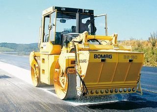 Bomag BW-174 mit Linearstreuer