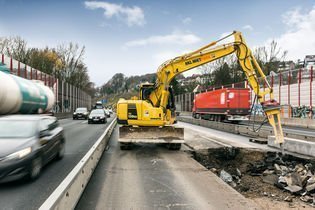 Baumaschinen aus dem HKL MIETPARK unterstützen den Aufbau der Lärmschutzwand an der A46 in Wuppertal