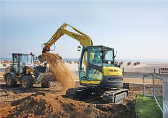 Baumaschinen von HKL beweisen immer wieder ihre Vielseitigkeit – hier beim Bau einer Strandpromenade.