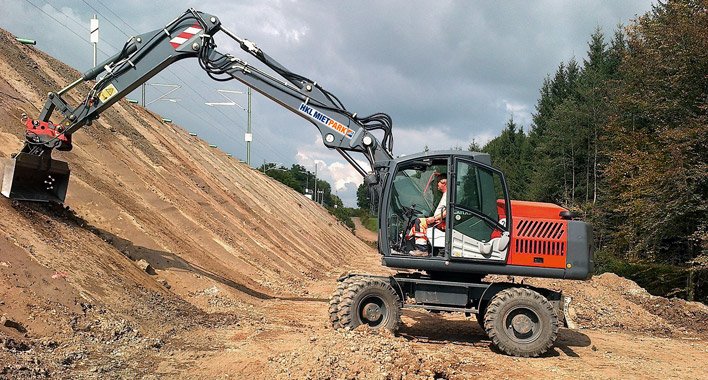 Bahndammsanierung im Saarland: Ein leistungsstarker Mobilbagger von HKL übernimmt Böschungsarbeiten