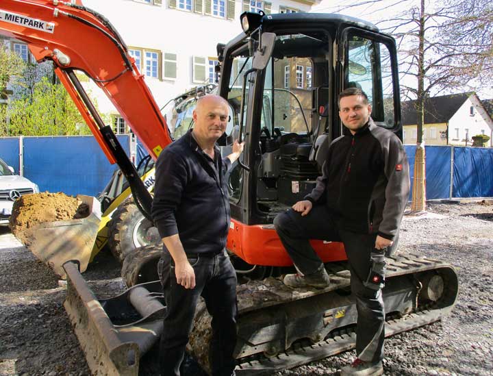 HKL Maschinen sind bei Sanierungsarbeiten am historischen Gärtnerhaus in Gemmingen im Einsatz. Dabei bilden Wojtek Kuszynski und Jacek Ciwinski von der Waszkiel GmbH & Co. KG mit Markus Bender von HKL ein gutes Team