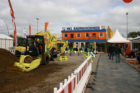 Großer Auftritt mit Baushop und Vorführareal: Auf 1.800 m² präsentiert sich HKL BAUMASCHINEN auf der NordBau 2008.