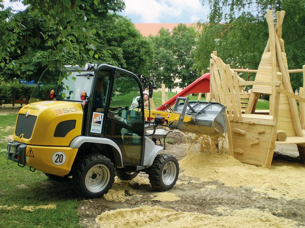 Ein Radlader aus dem HKL MIETPARK verteilt 60 Tonnen Sand auf dem neuen Spielplatz.