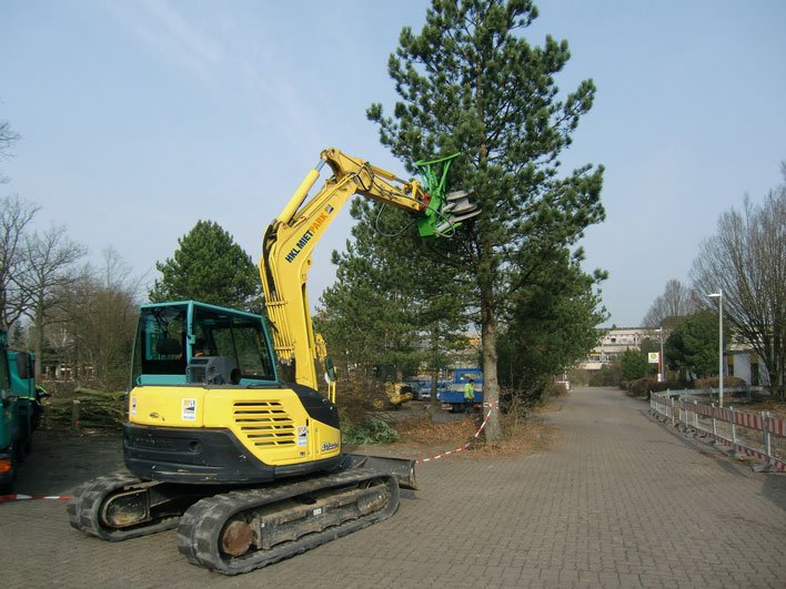 Baumaschinen von HKL erledigen Baumarbeiten auf dem Gelände des Gymnasiums in Halstenbek