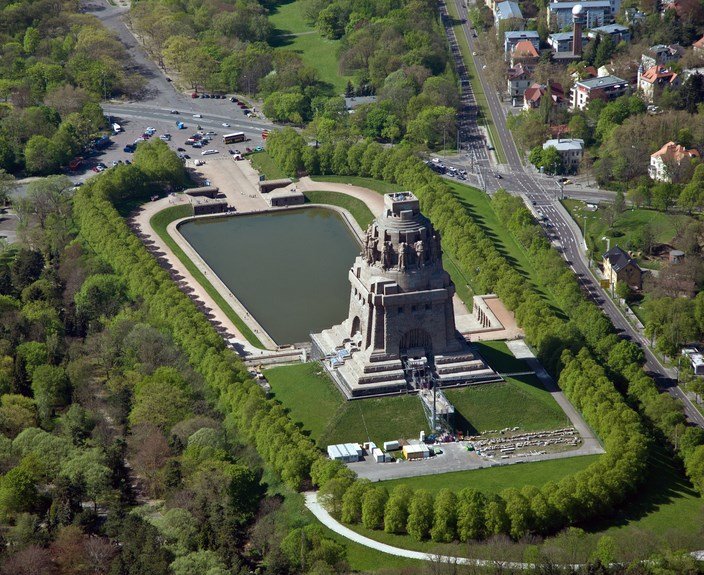Das 1913 eingeweihte Völkerschlachtdenkmal bildet mit 91 Metern Höhe eine weithin sichtbare Landmarke von Leipzig