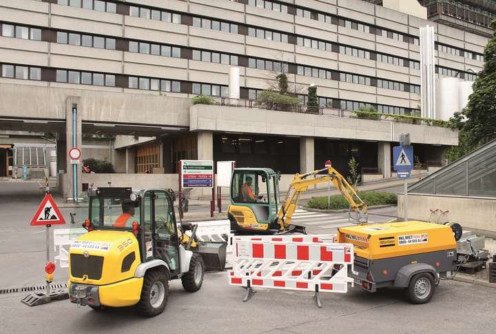 Bagger, Radlader und Kompressoren aus dem HKL MIETPARK übernehmen die Sanierung der Entwässerungsrinnen am AKH Wien