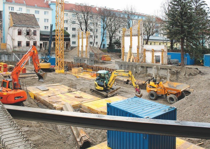 Raupenbagger, Kompaktbagger und Dumper beim Bau von Keller und Tiefgarage eines neuen Wohnkomplexes in Wien Floridsdorf.