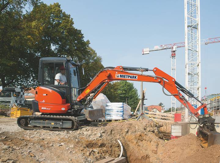 Ein Kompaktbagger von HKL übernimmt Aushubarbeiten beim Bau neuer Mietwohnungen in Dresden.