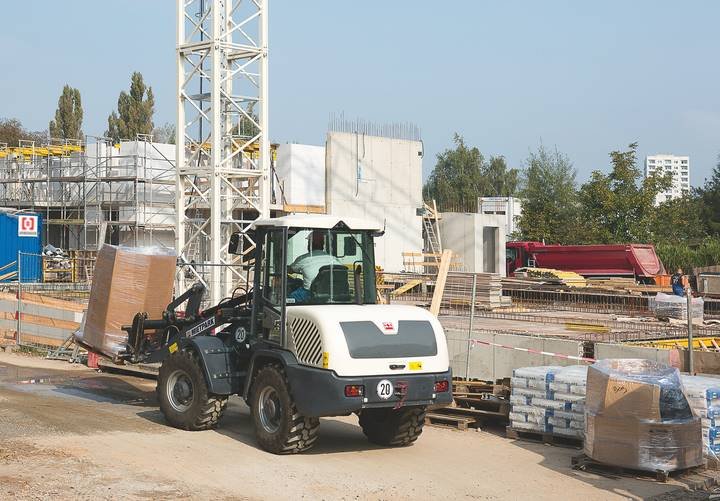 Ein allradgelenkter Radlader aus dem HKL MIETPARK transportiert Material über die Baustelle.