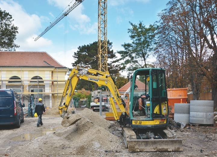 Maschinen aus dem HKL MIETPARK sind beim Umbau des Giraffengeheges im Tiergarten Schönbrunn aktiv.