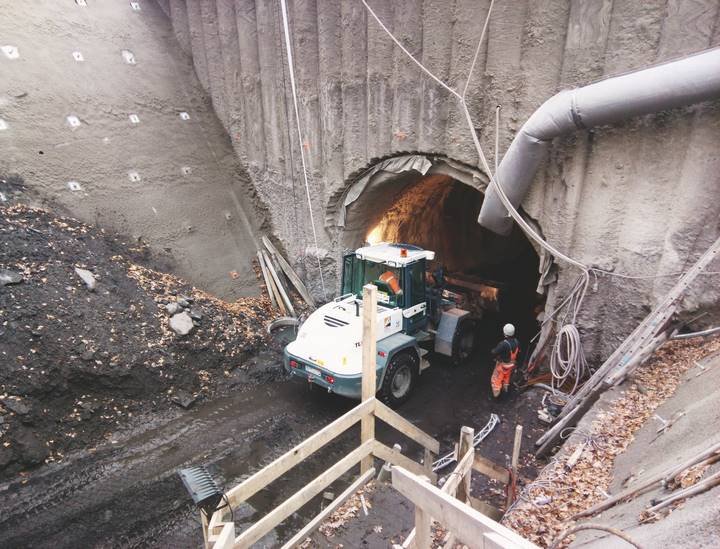 Bei der Herstellung eines Radwegtunnels hilft ein Radlader aus dem HKL MIEPTARK mit bis zu 1,6 Kubikmetern Schaufelinhalt.