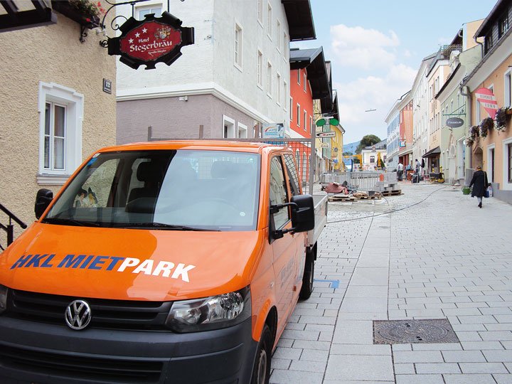 Der VW-T5 Pritschenwagen aus dem HKL MIETPARK transportiert sowohl Baustellenmaterial als auch Mitarbeiter effizient