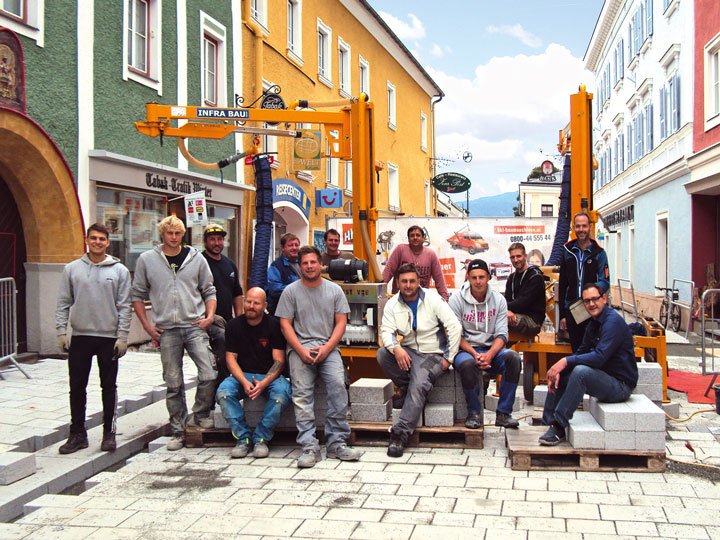 HKL bietet dem Team der Infra Bau persönliche Beratung auch direkt auf der Baustelle – vorne rechts Kundenberater Reinhard Rauter aus dem HKL Center Salzburg