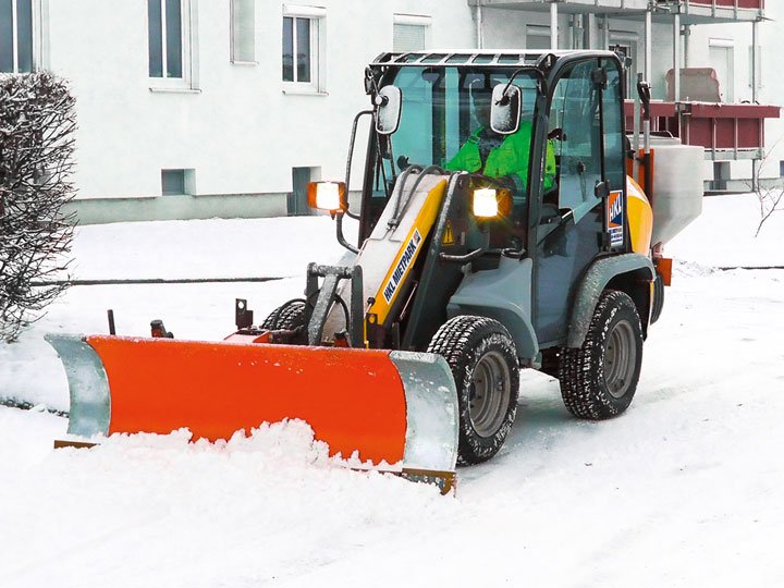 Radlader von HKL sind bei Schneeräumarbeiten unentbehrliche Helfer
