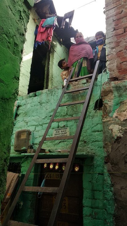 Der elfjährige Sagar lebt mit seiner Mutter und seiner  jüngeren Schwester im Slum Sanjay Colony im Norden Delhis. Das Haus der kleinen Familie ist nur über eine Leiter zugänglich.